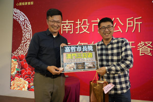 市場管理所長黃春元(右）連中大獎。（市公所提供）