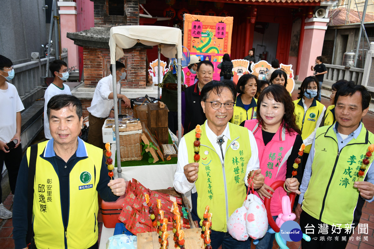 林世賢市長展示古早味小吃-糖葫蘆串上水果片展現創意。