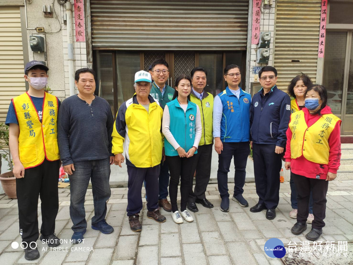 暖警展愛心，結合民間團體關懷慰訪獨老送物資。圖／彰化縣警局提供