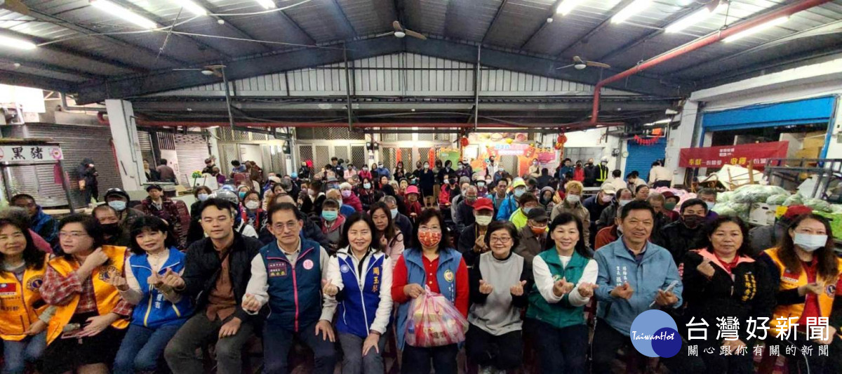 楊梅區公所與桃園市慈馨公益關懷協會合作，舉辦「楊起幸福 馨揪感心」寒冬送暖活動。<br />
