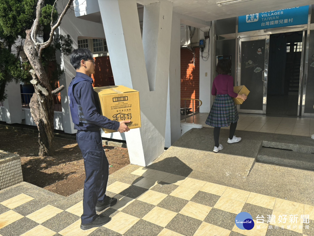 頭洲派出所前往轄內「國際兒童村」探視，讓失依的院童感覺到溫情、溫暖。