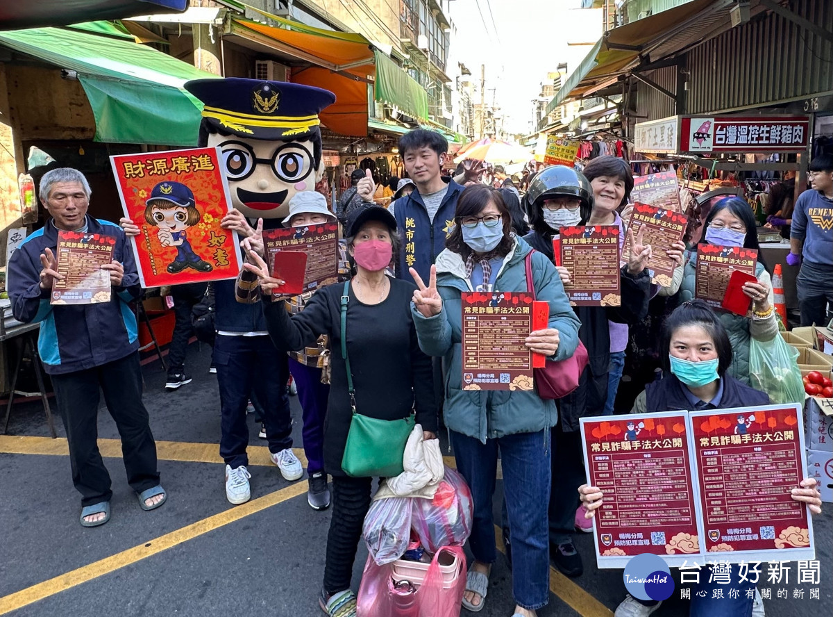 楊梅警市場掃街加強民生安全宣導。　　