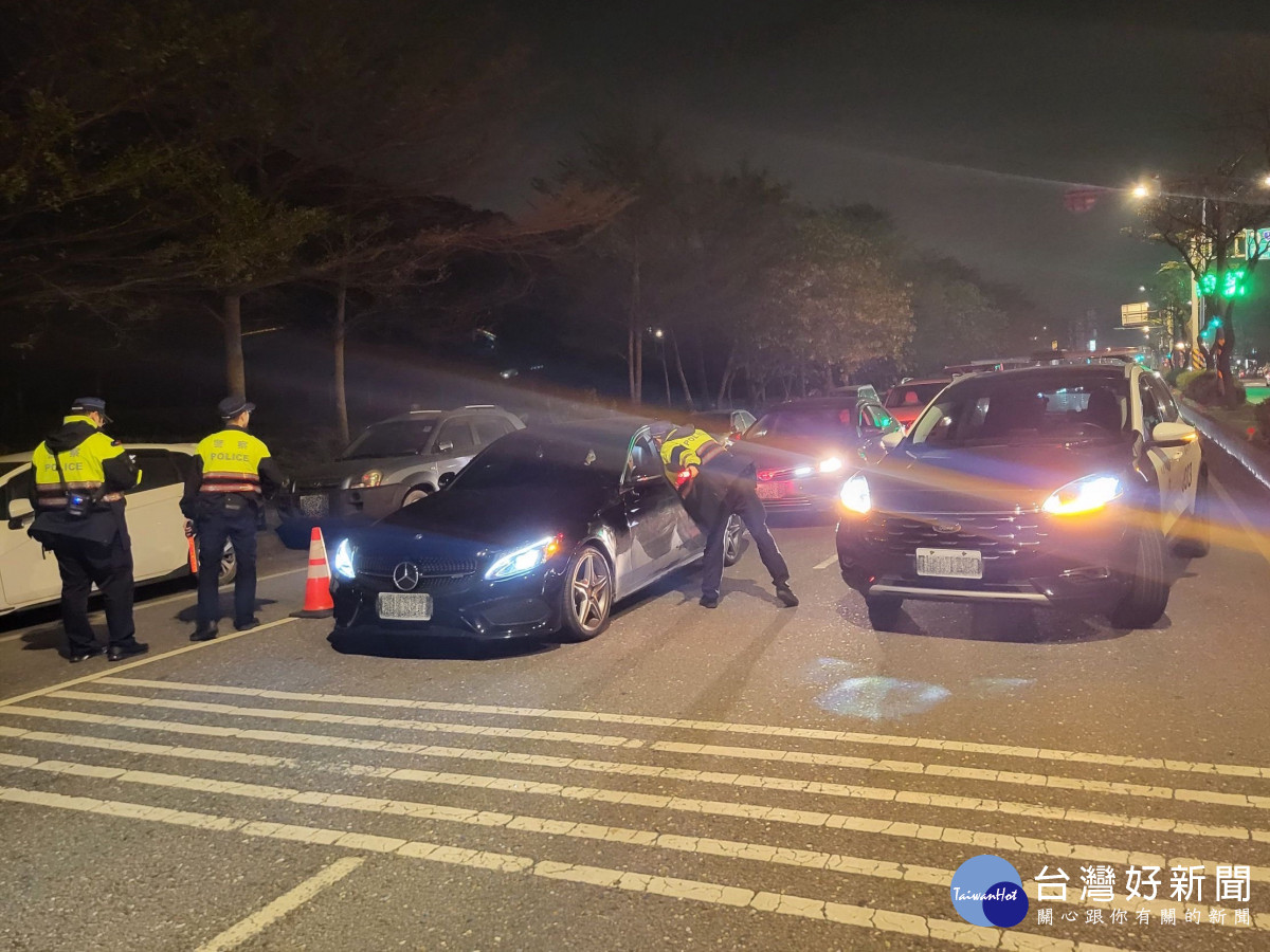龜山讚警春安首日擴檢上路。