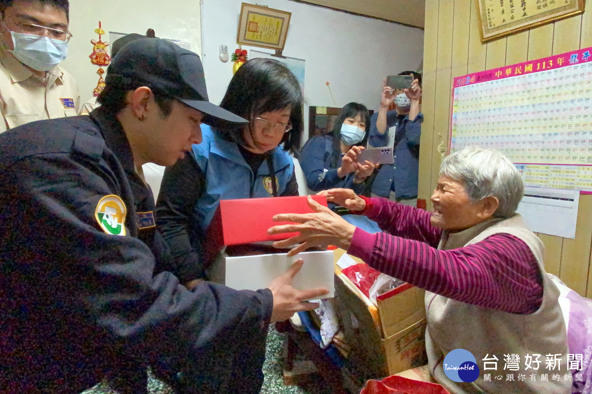 桃園市政府民政局推動替代役公益大使什畫，攜手華山基金會為獨老送餐。