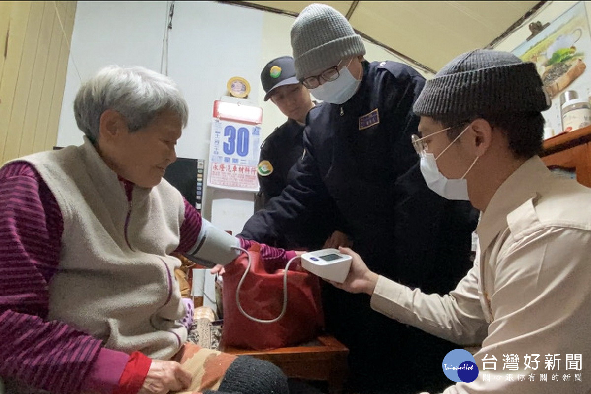 桃園市政府民政局推動替代役公益大使什畫，攜手華山基金會為獨老送餐。