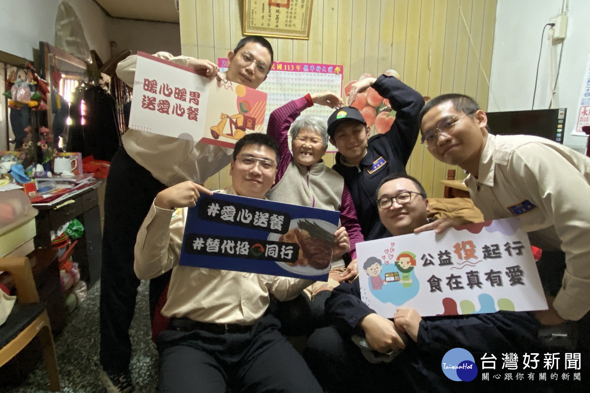桃園市政府民政局推動替代役公益大使什畫，攜手華山基金會為獨老送餐。