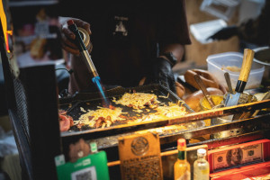 ▲「駁二小夜埕」近380家品牌匯聚一堂，帶來滿滿熱量美食和創意作品。
