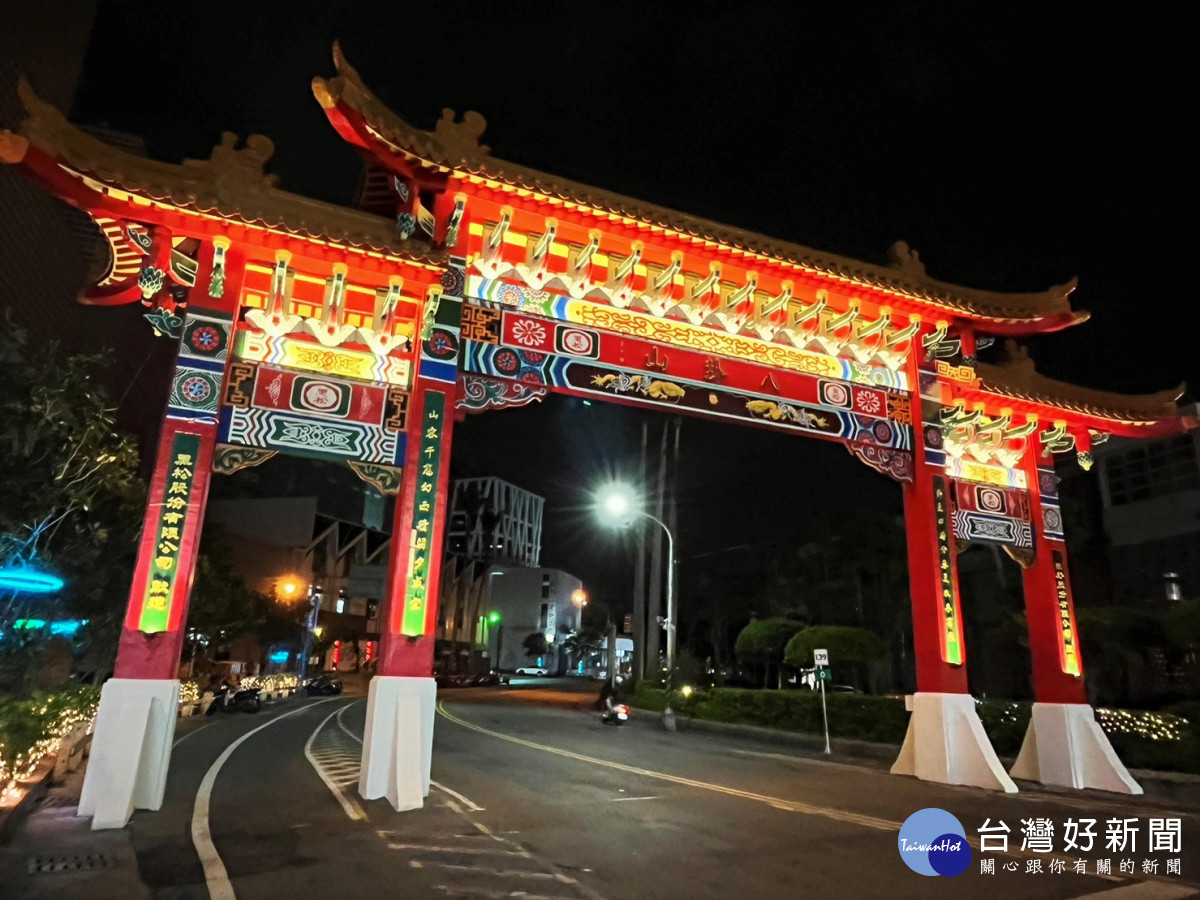 陪著彰化鄉親一甲字歲月的八卦山牌樓換新衣，風華再現。圖／記者鄧富珍攝
