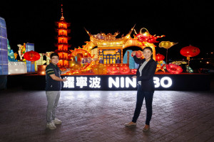 許淑華縣長與林儒暘議員歡迎全國遊客來南投燈會一遊。（縣府提供）