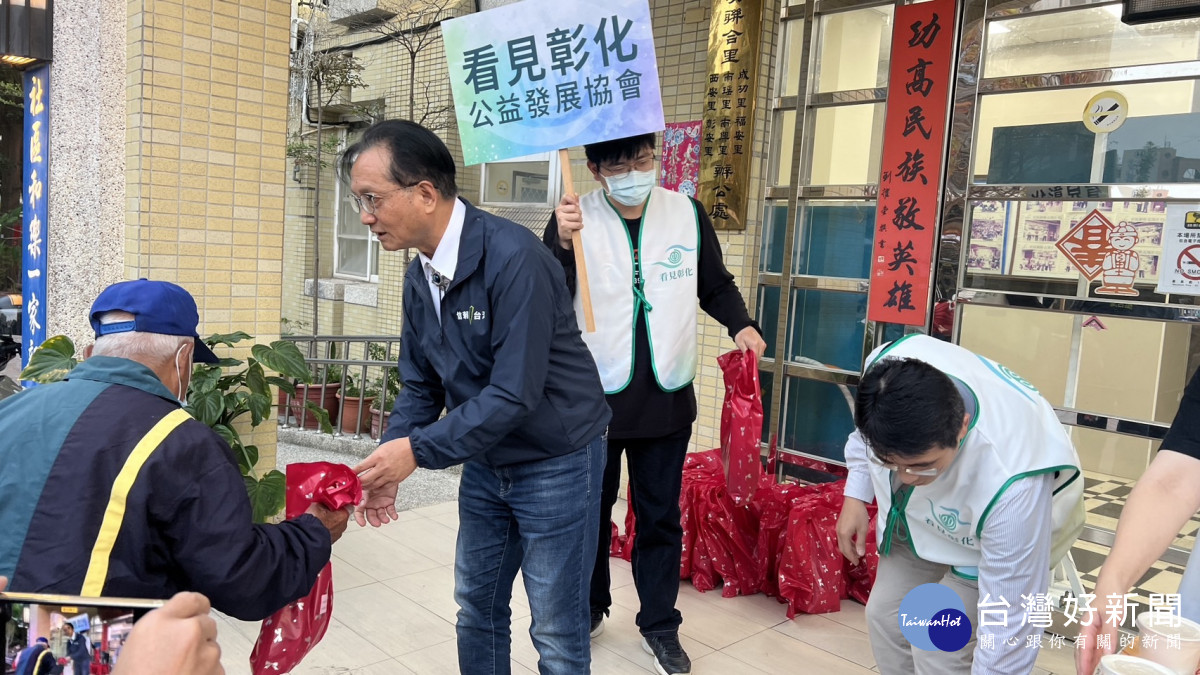 歲末街頭送暖，彰化市長林世賢「看見彰化公益發展協會」齊心關懷街友行動。