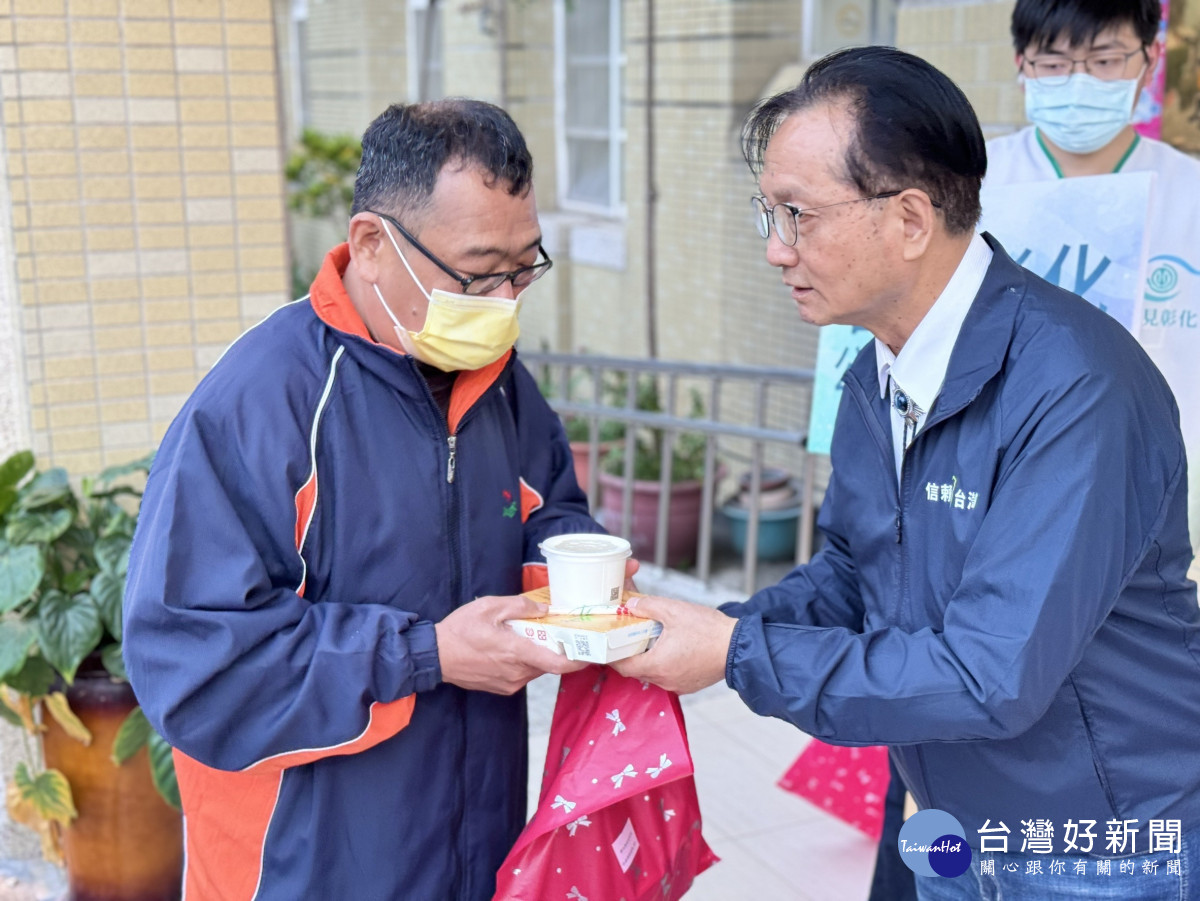 歲末街頭送暖，彰化市長林世賢「看見彰化公益發展協會」齊心關懷街友行動。