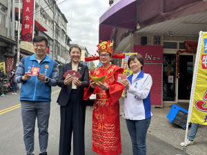 張市長許縣長簡議員與林處長在南投市場發送小紅包。（記者扶小萍攝）