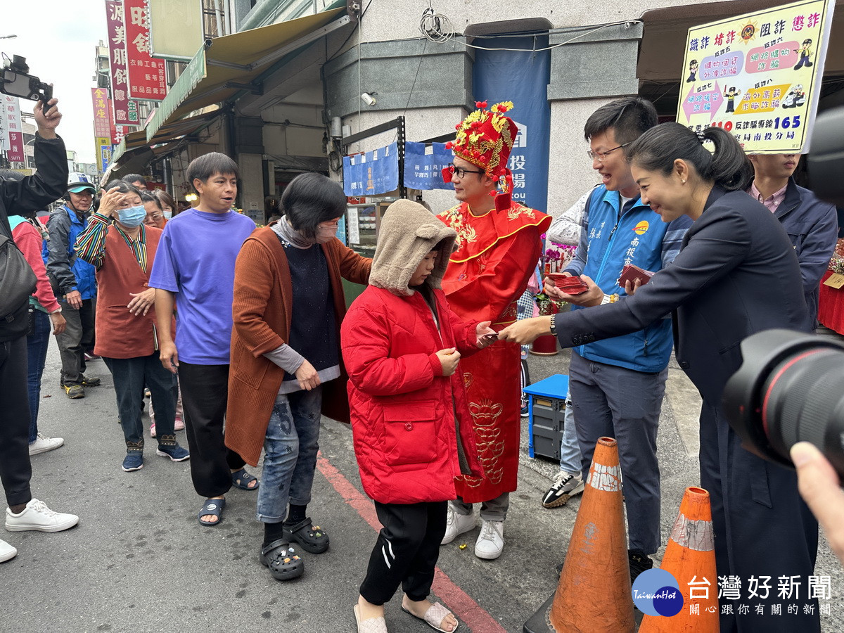 民眾在零售市場前排隊領取紅包。（記者扶小萍攝）