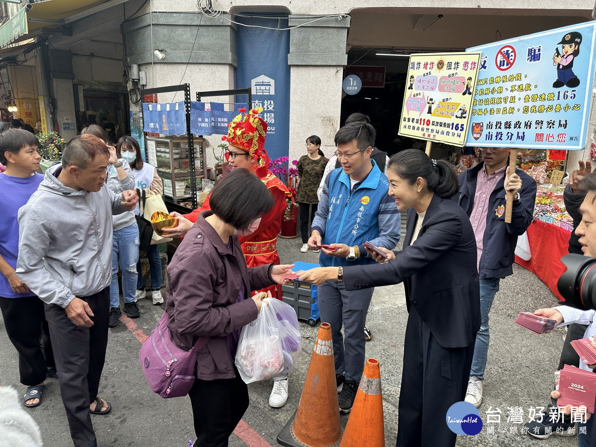 南投分局持反詐宣導牌適時進行宣導。（記者扶小萍攝）