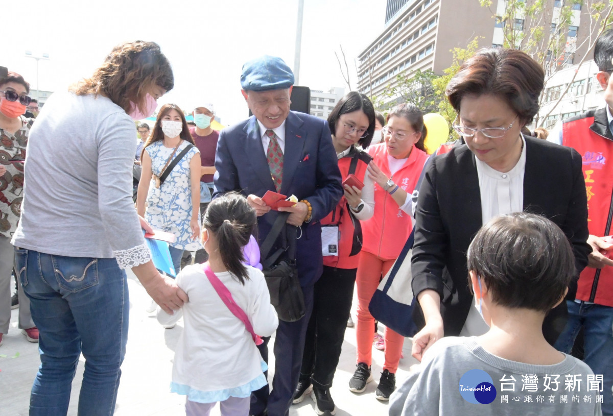 延平公園地下停車場啟用典禮，由彰化縣長王惠美、彰化市長林世賢、公路局中區養護工程分局彰化工務段長陳禎康等人共同啟動。