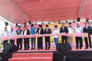 許縣長與廖理事長及嘉賓們為好禮佳在南投展剪綵。（ 記者扶小萍攝）