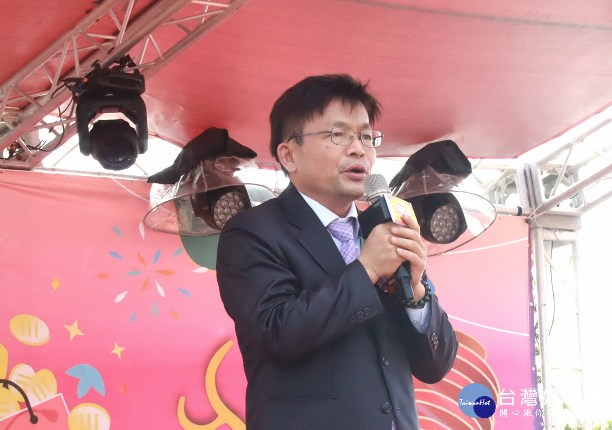 廖俊哲理事長歡迎大眾來走春選好禮。（記者扶小萍攝）
