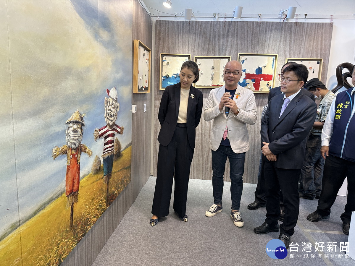 陳凱森老師（左二）應邀展出創作。（記者扶小萍攝）