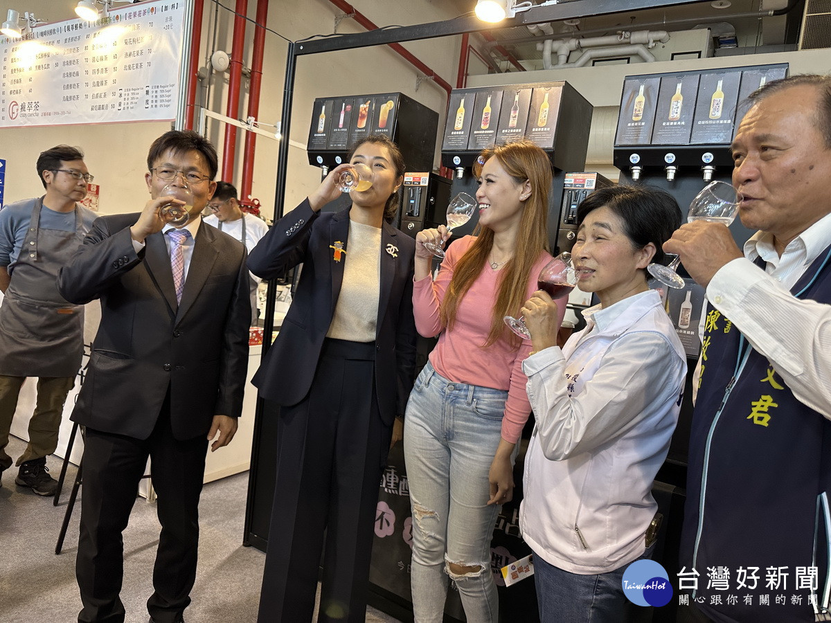 原鄉調製的飲品請大家品嘗。（記者扶小萍攝）