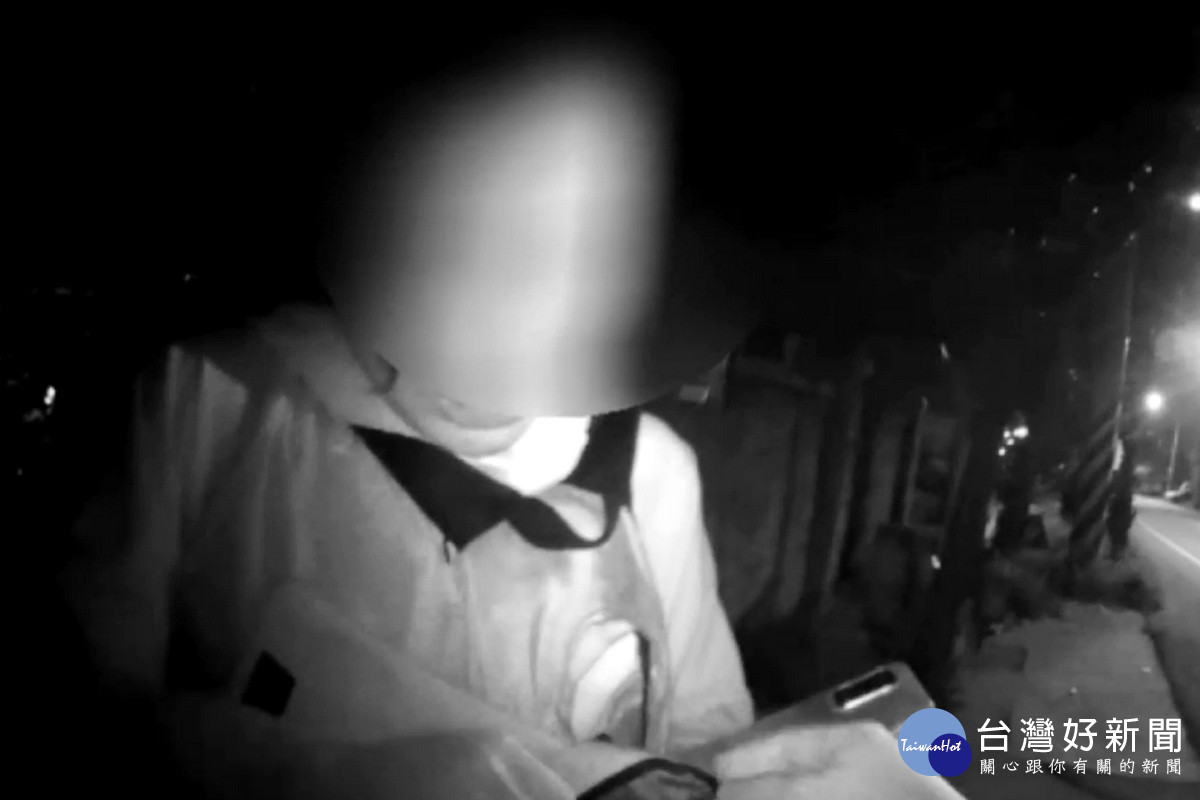 印尼移工「阿妮 」遭男友丟包在路邊哭泣，蘆竹分局外社派出所員警暖心義助車資順利返家。
