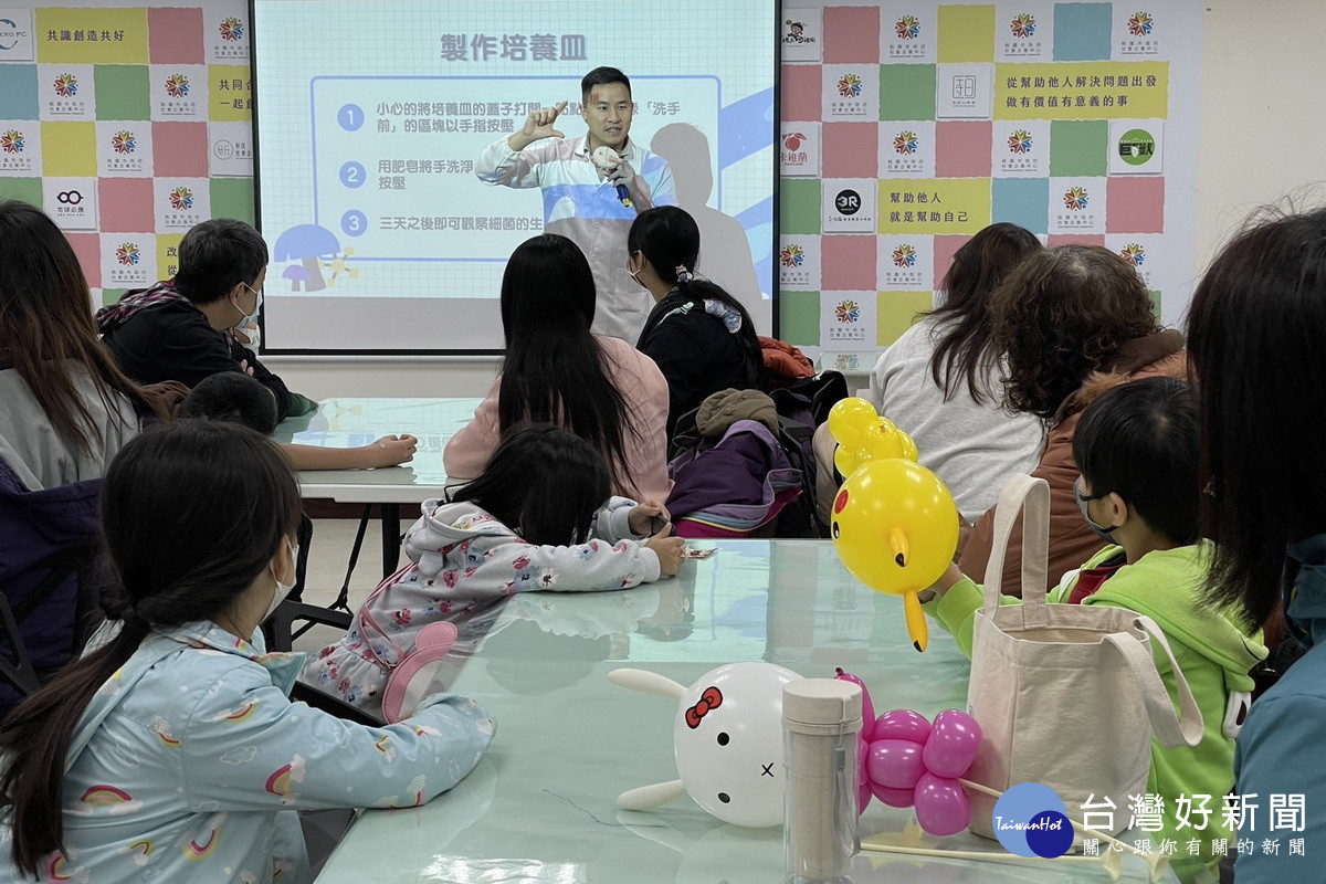 桃園社企中心平鎮館慶新年活動。