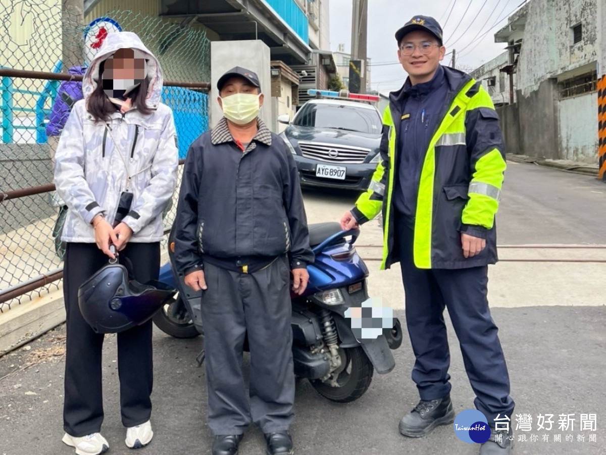 楊梅警分局員警巡邏時，發現林姓女子機車無法發動，上前協助林女返家。<br />

