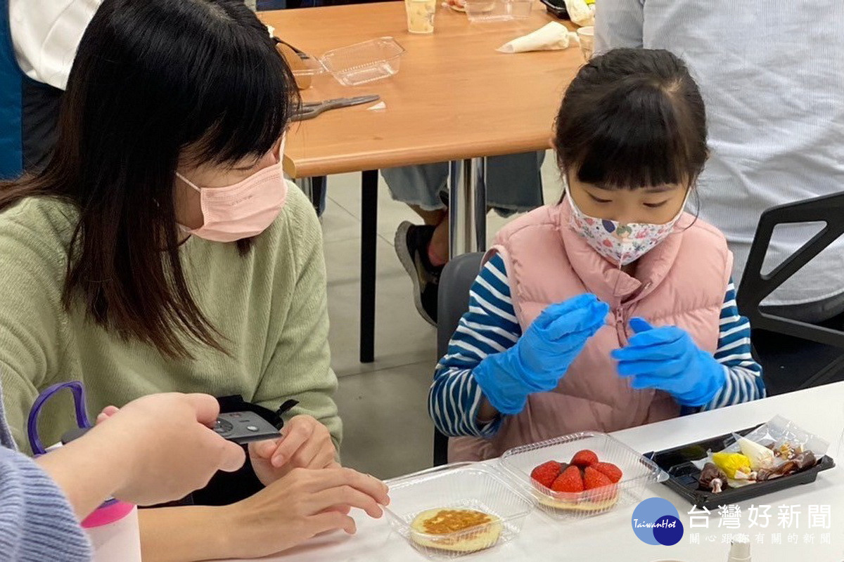 利用當季新鮮水果及桃園在地的果乾製作成營養美味的甜點。