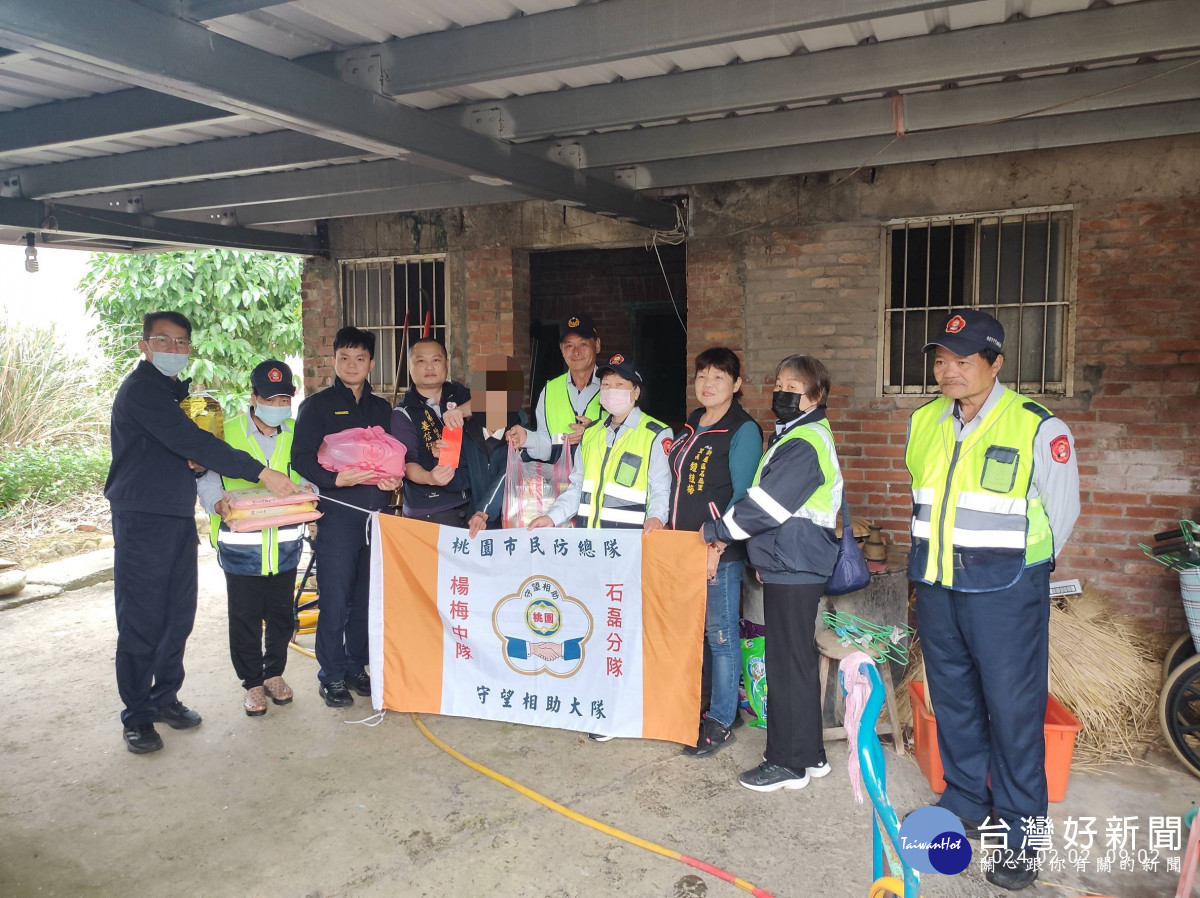 楊梅警結合里長及地方人士，關懷獨居長輩。