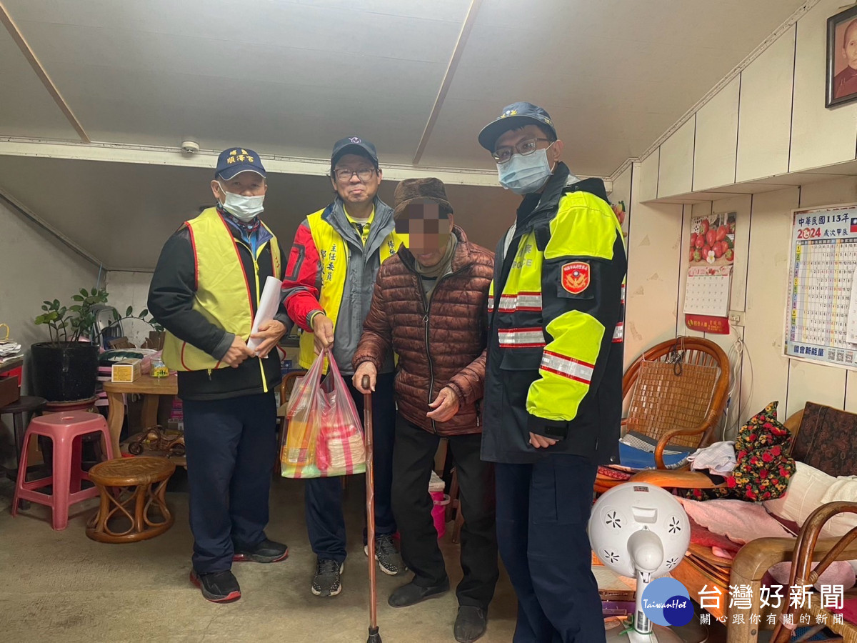 楊梅警攜手里長、守望相助隊及廟宇，寒冬送暖關懷清寒、弱勢家庭。<br />
