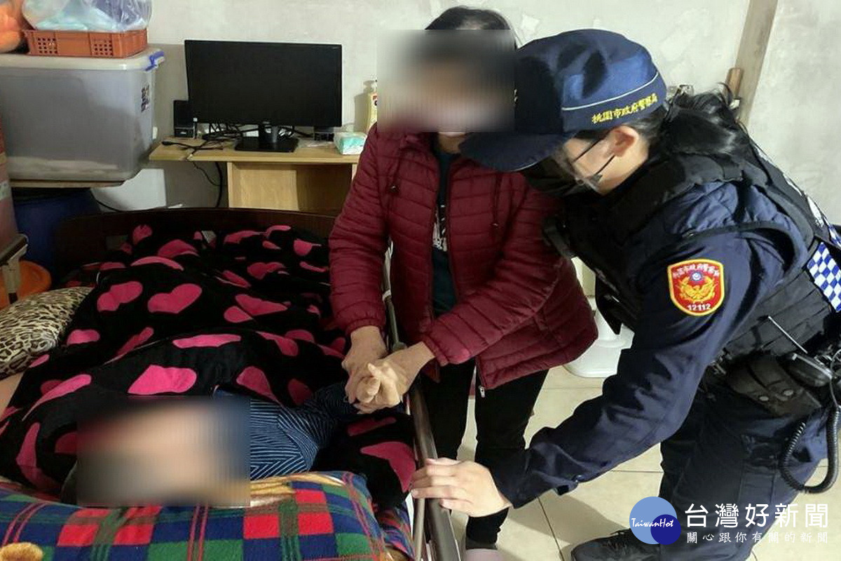 大竹派出所警員王芷萱協助蔡姓婦人照顧腦麻兒子。