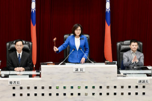 ▲議長康裕成敲下議事槌，宣告臨時會結束。