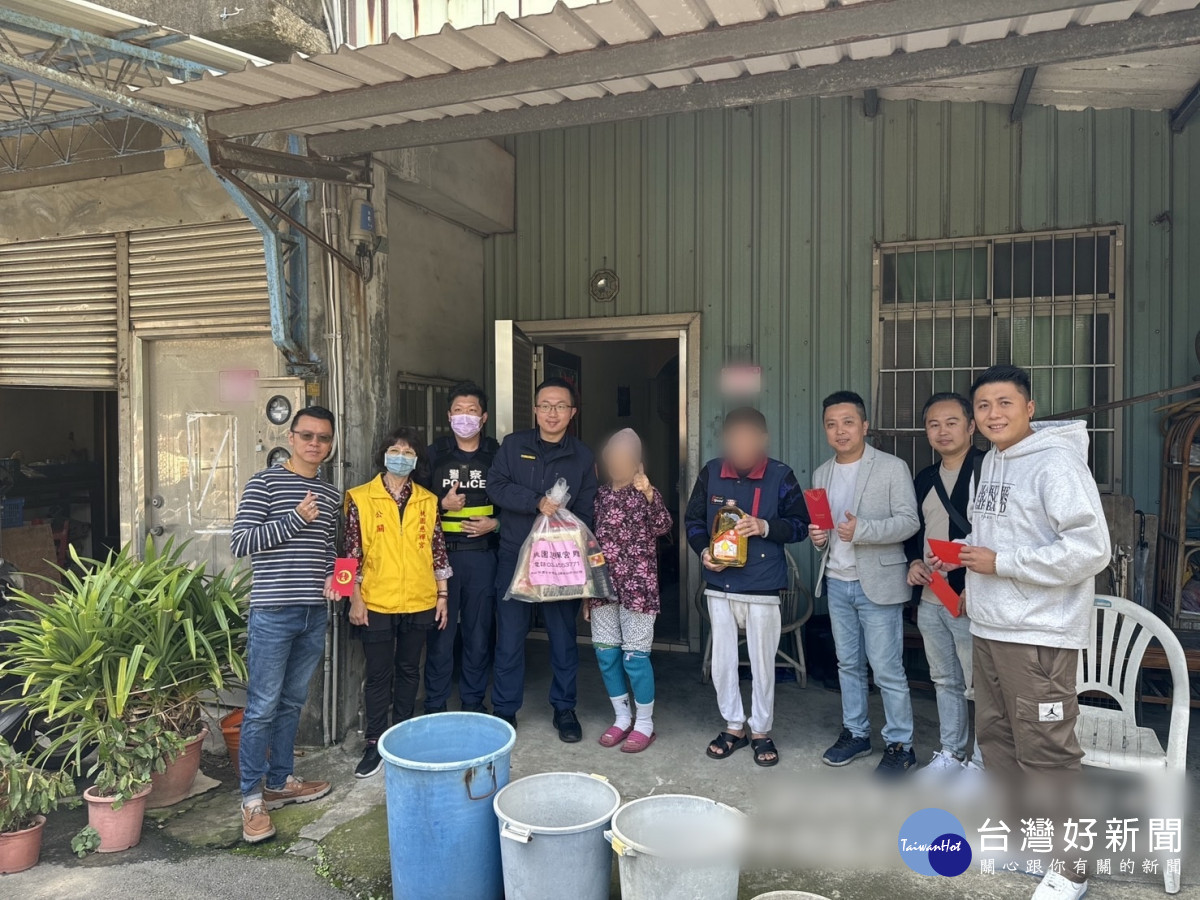 壢警聯合宮廟善心送物資。<br />
