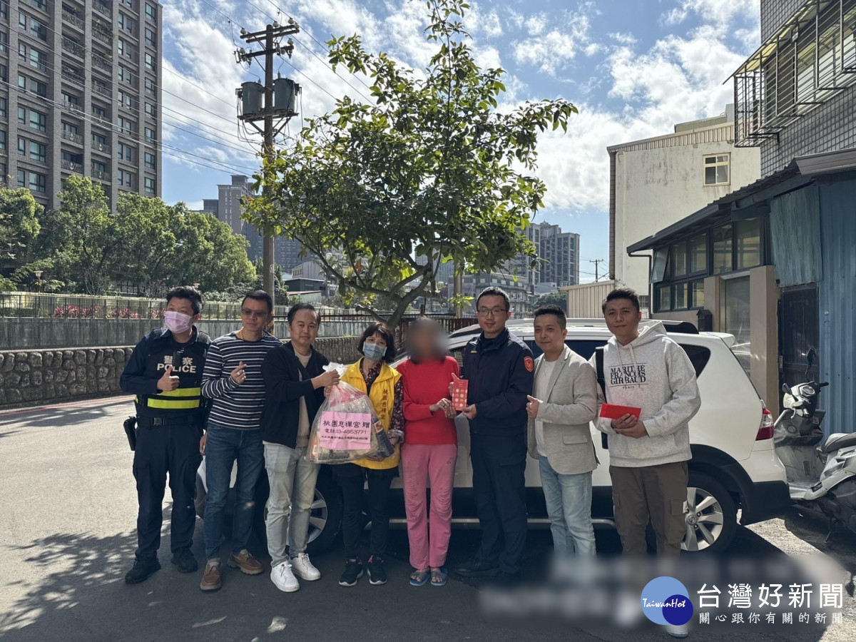 壢警聯合宮廟善心送物資。<br />
