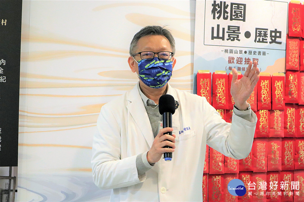 門診中心主任曾國森親臨展覽開幕現場，給予青年創作高度的肯定