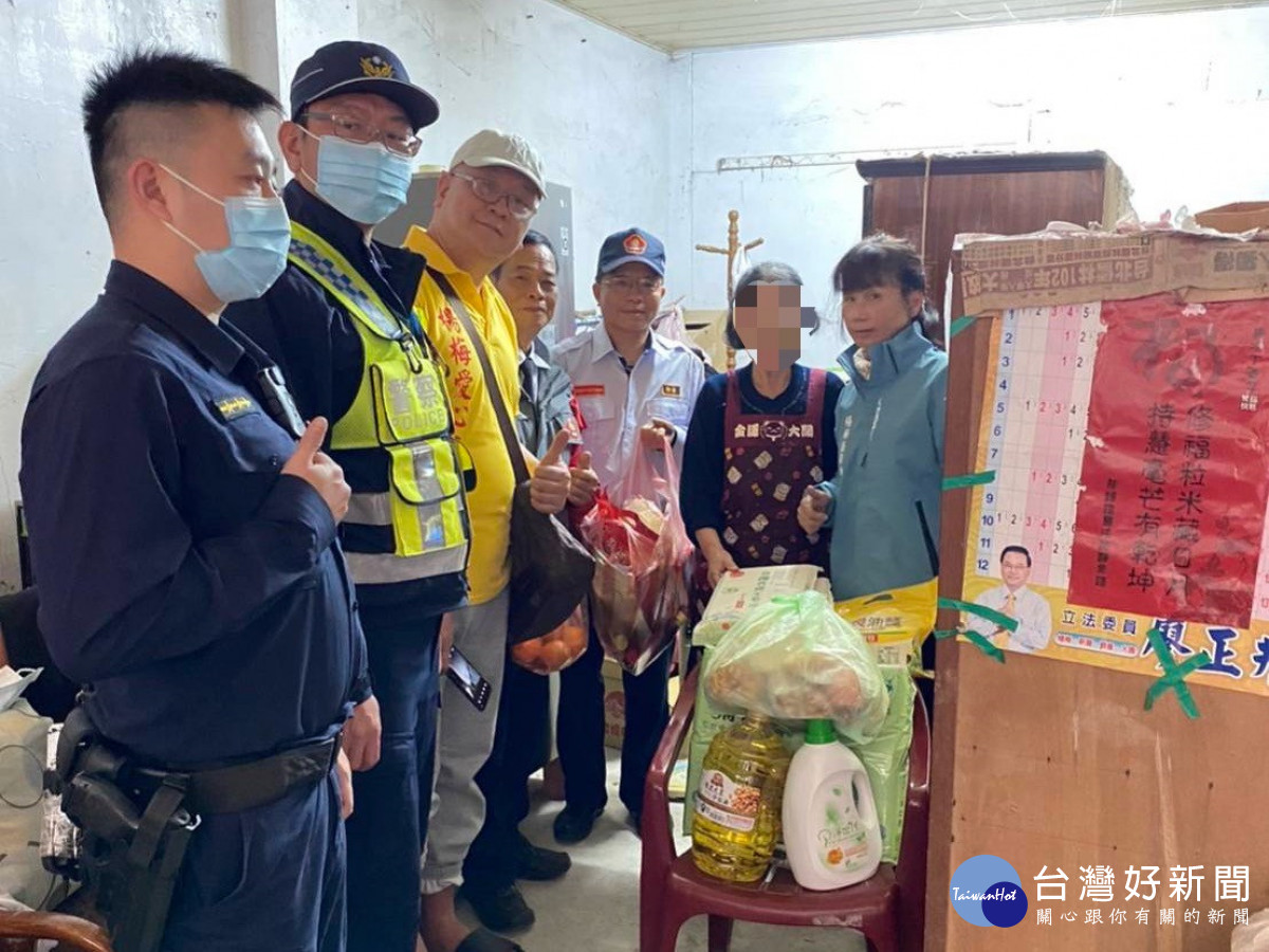 楊梅警寒冬送暖，關懷社區獨老。