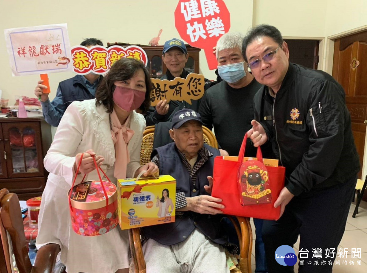 新竹榮服處鞠宗顯處長(右一)與新竹榮家白恩惠主任(左一)訪視榮家周邊榮民長輩。