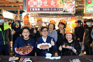 ▲陳其邁到武廟市場發小紅包不忘大啖美食。