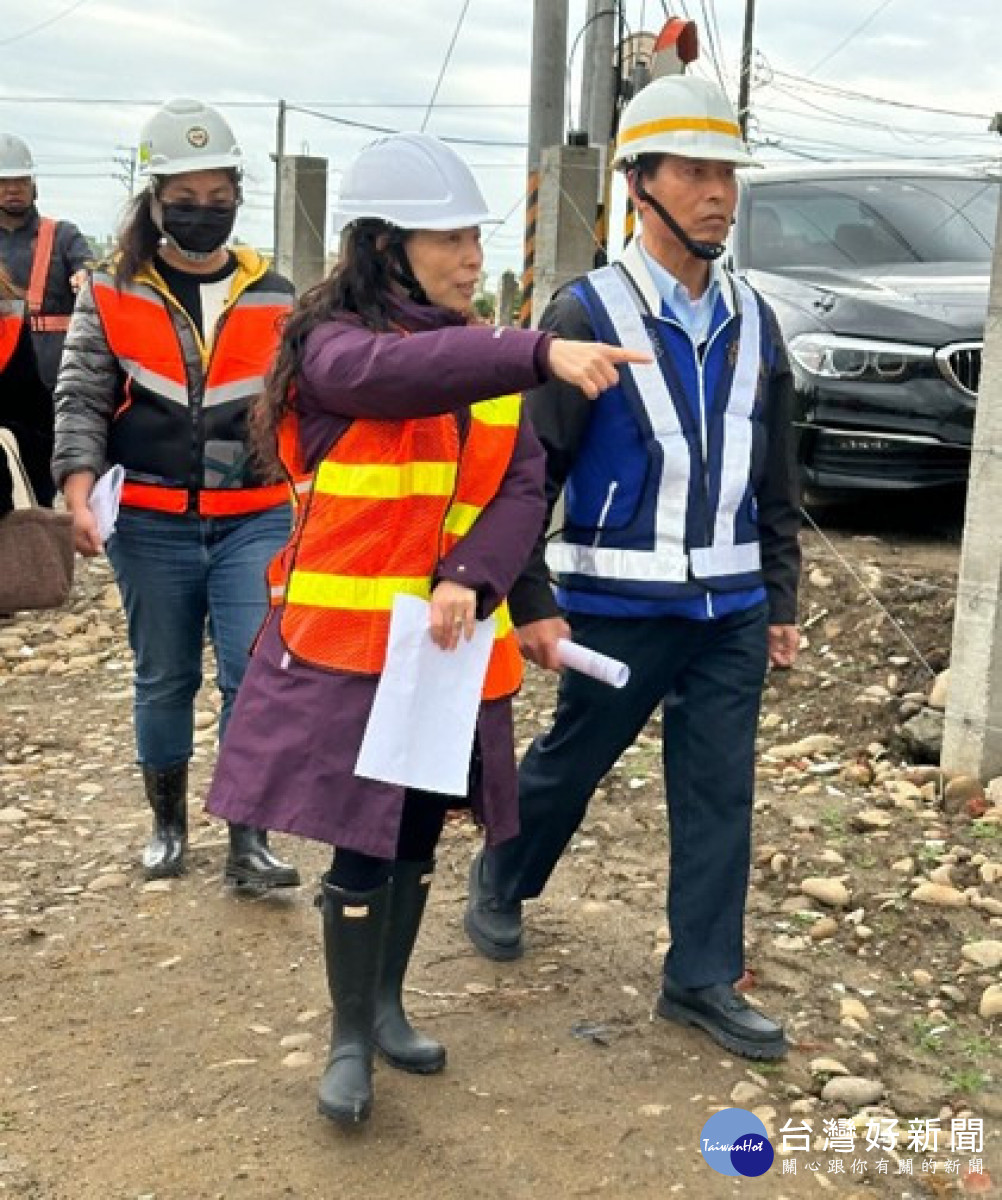 航空城公司洪秀寬總經理偕同徐其萬議員點交優先產專區A基地。