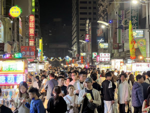 ▲高市府搭配演唱會推出「2024商圈夜市優惠券」，再加上黃色小鴨風潮，高雄各大商圈夜市湧入源源不斷的人潮。