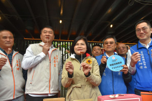 雲林縣長張麗善等人今(在雲林縣肉品市場雲饗豬展售館，共同品嚐雲林豬肉產品，為雲林豬肉產品掛保證／陳致愷翻攝