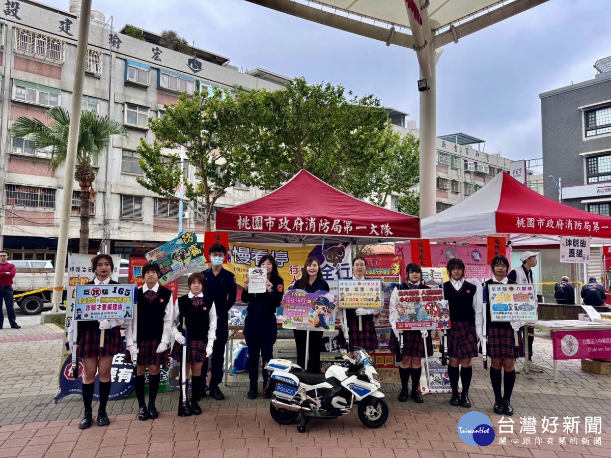龜山分局與桃園市政府消防局在中山天幕廣場舉辦「春節防詐做伙來 遵守交規龍平安」活動。<br />
