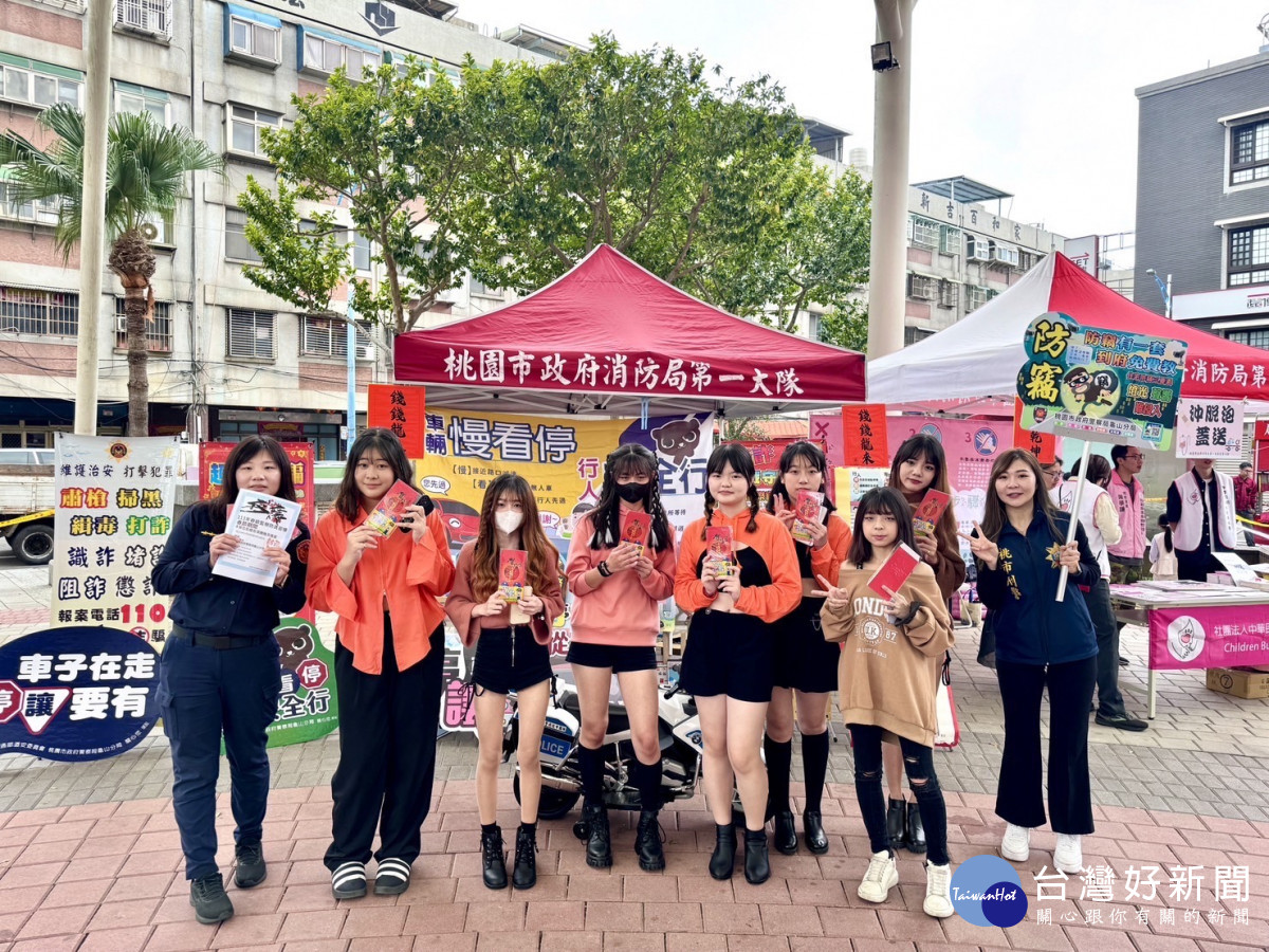 龜山分局與桃園市政府消防局在中山天幕廣場舉辦「春節防詐做伙來 遵守交規龍平安」活動。<br />
