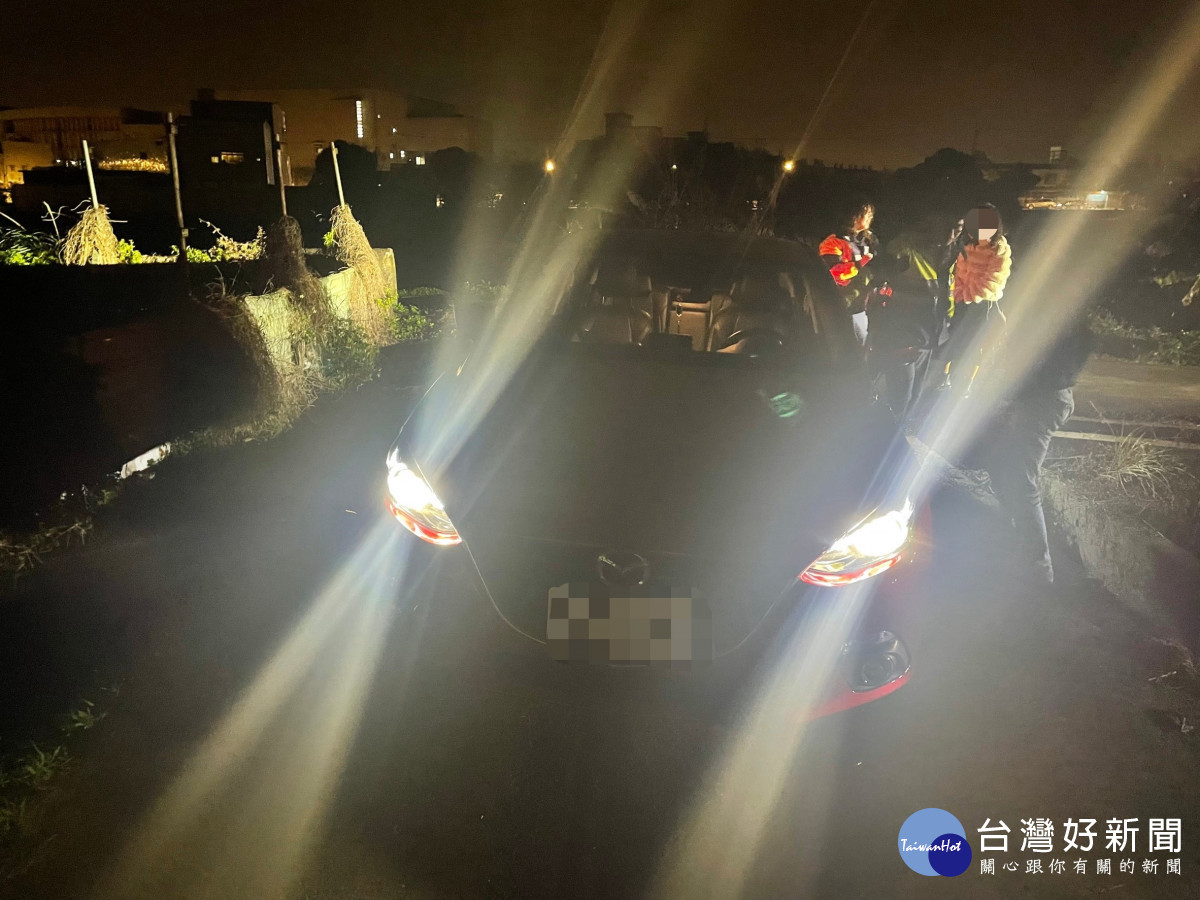 民眾駕車行經鄉間小路輪胎掉到水溝裡動彈不得，在警方協助下成功脫困。