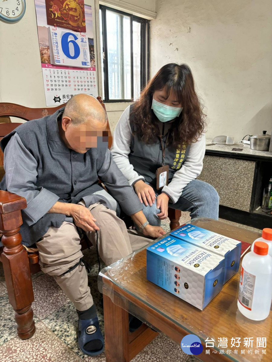 農曆春節伴隨冷氣團來襲，桃園市政府衛生局持續照顧長照獨居長者。<br />
