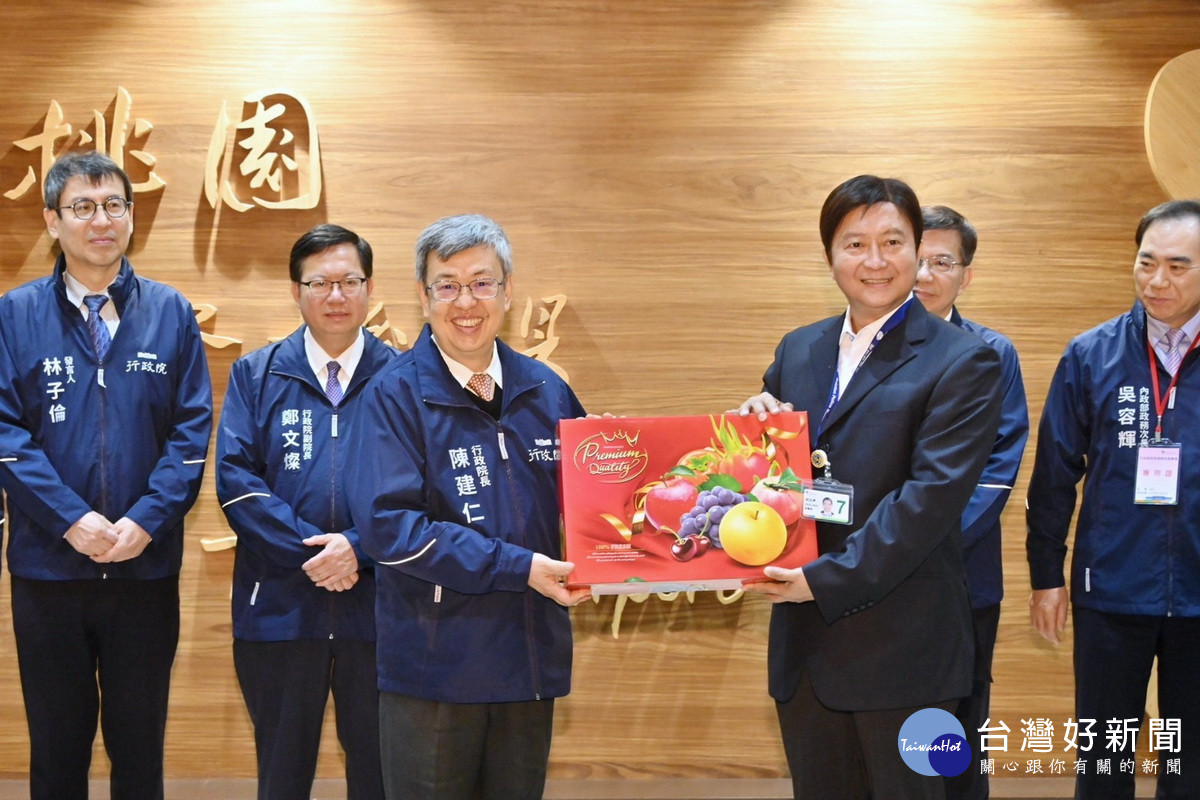行政院長陳建仁視察國道及機場疏運情形，肯定春節疏運整備讓國人享有便捷交通服務。