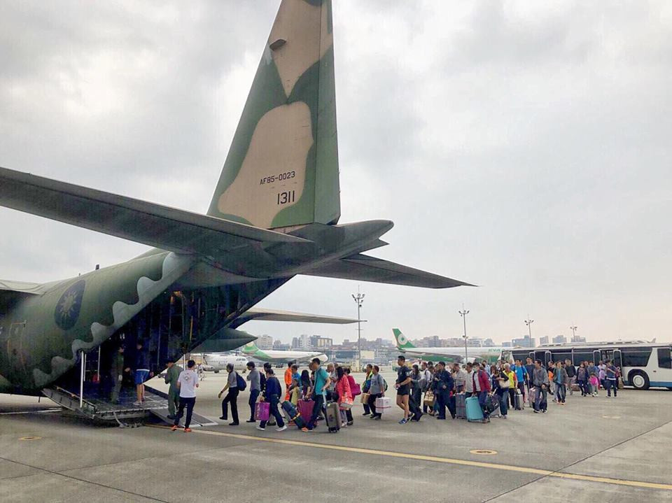 國軍C-130運輸機疏運離島民眾（圖／資料照片，圖源：國防部發言人Facebook）