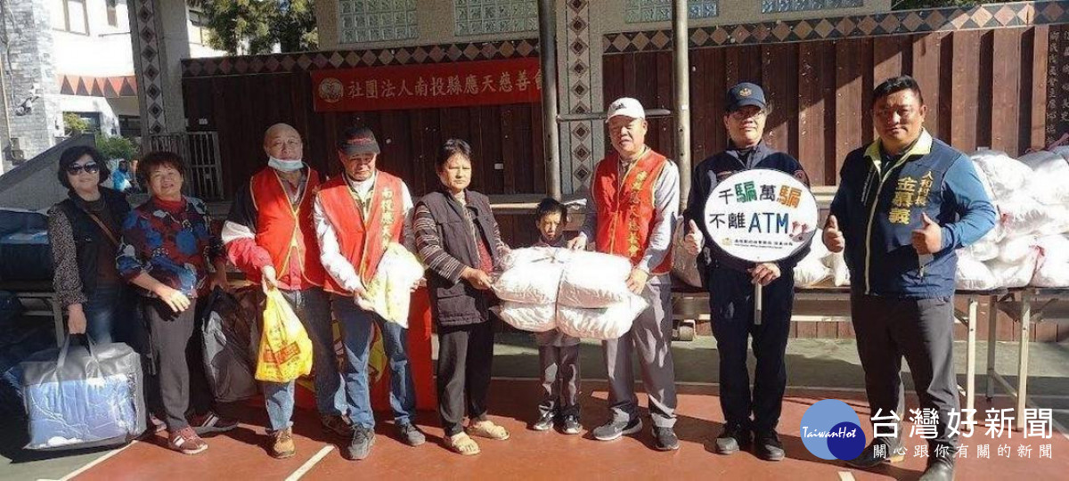 信義暖警結合慈善團體深入社區關懷弱勢家庭。