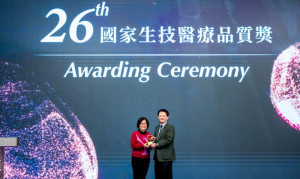 ▲高醫包辦7項卓越SNQ國家品質標章(Symbol of National Quality)的殊榮，由王照元院長代表受獎。