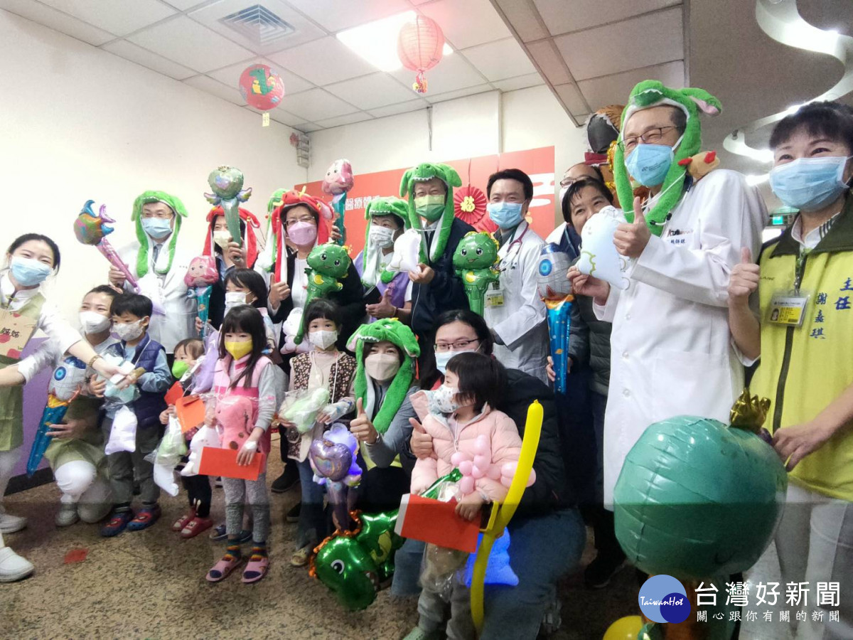 彰化縣長王惠美在秀傳醫院關懷住院兒童，歡樂龍龍互動迎新年。圖／記者鄧富珍攝