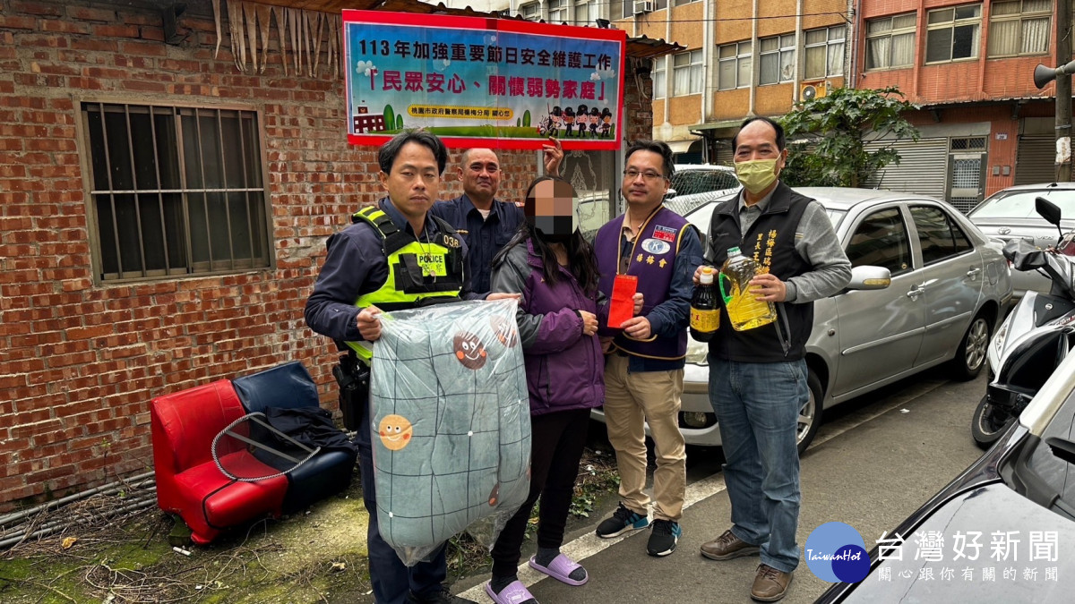 楊梅分局草湳派出所偕同里長、警友站及社會局家庭服務中心人員，關懷弱勢家庭。<br />
